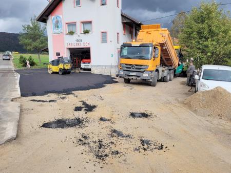 ASFALTIRANJE PRED GASILSKIM DOMOM ŽEROVNICA 07 FOTO UROŠ SKUK.jpg
